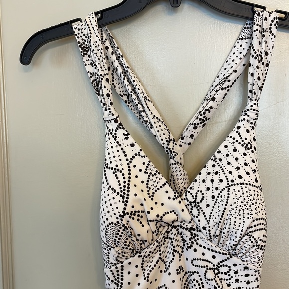 Beautiful wedding guest dress/Sundress with Ruching and open back details - Picture 5 of 7